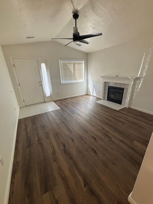 Building Photo - 19 E 400 S St