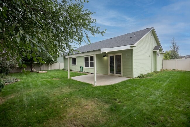 Building Photo - 2743 Spruce Dr