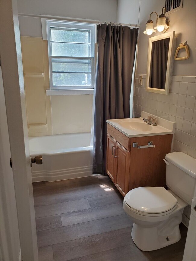 Building Photo - Nice 2 bedroom 1 bath duplex!