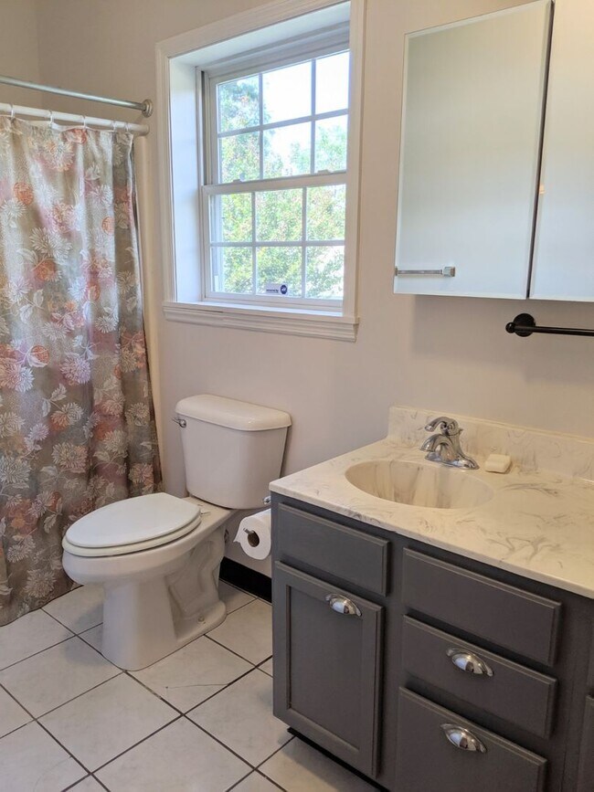 Building Photo - ONE BEDROOM RENTAL! **ALL UTILITES INCLUDED**