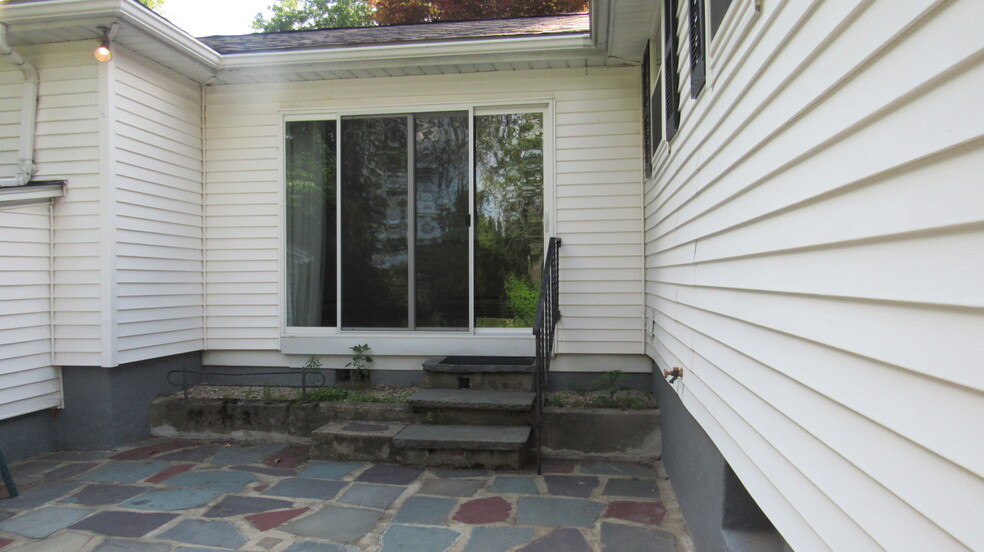Building Photo - 72 Knollwood Rd