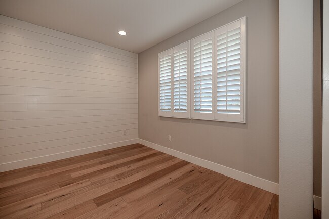 Building Photo - 196 E Main Ave