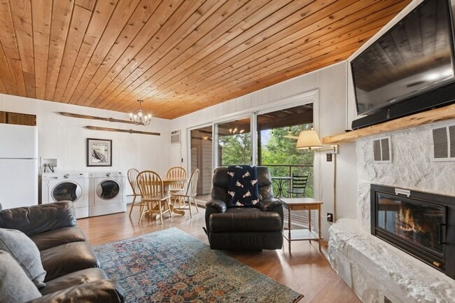 Building Photo - 1 Bedroom, 1 Bath Condo on Whitefish Lake