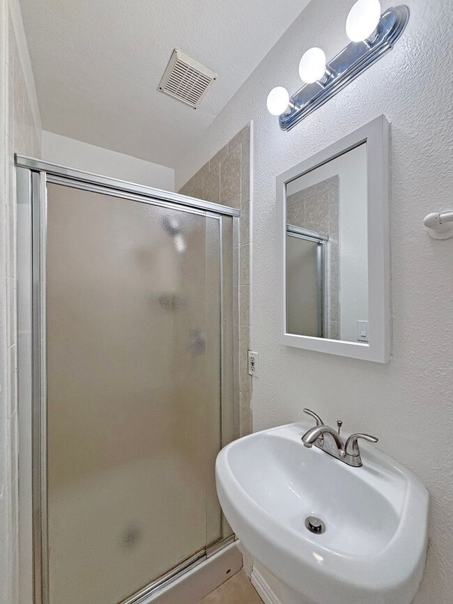 Building Photo - Charming 3BD/3BA Townhouse in University C...