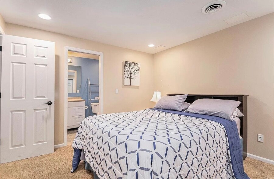 Building Photo - 18025 Lisbon Dr