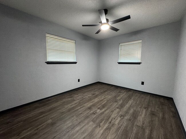 Building Photo - 505 SW 69th- New Year move in special- JAN...