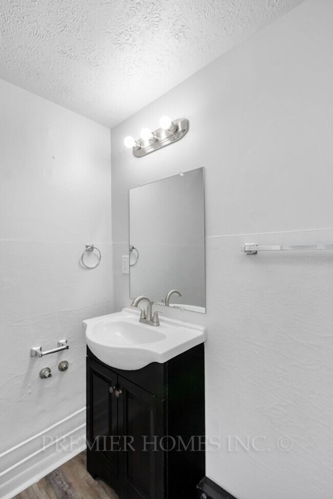 Building Photo - 3390 State St NE