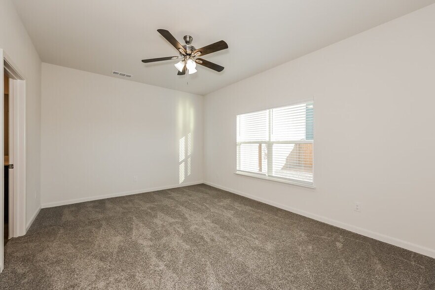 Building Photo - 1532 Woodwinds Dr