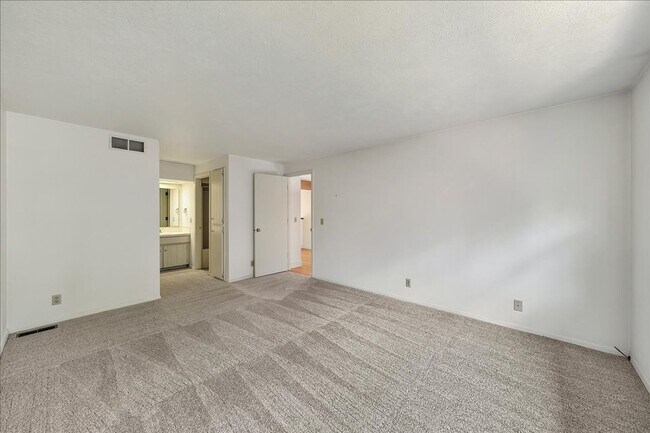 Building Photo - Charming SE Boise Townhome Near the Greenbelt
