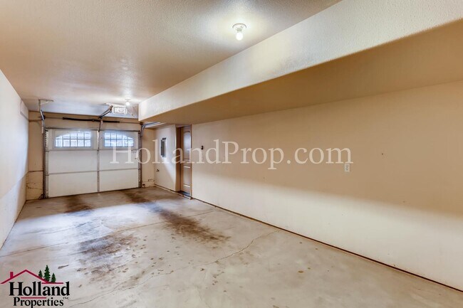 Building Photo - Pet free 3 bedroom Home with natural light...