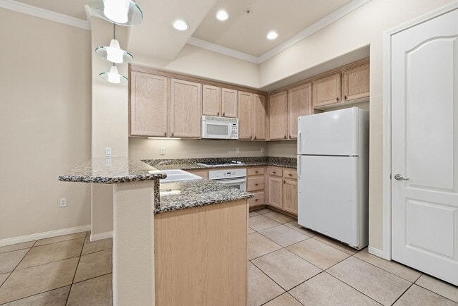 Building Photo - Guard Gated 3rd Floor Unit off Las Vegas Blvd