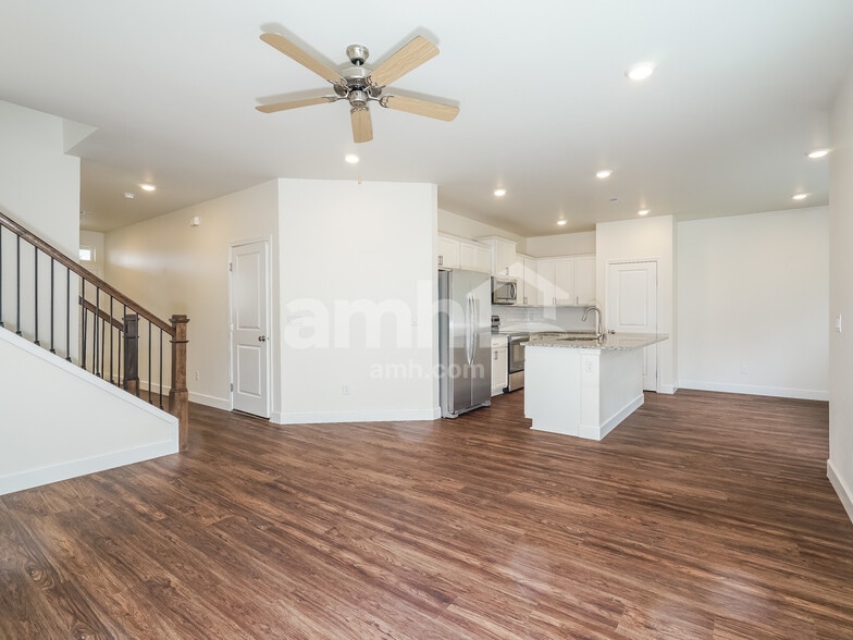 Building Photo - 9228 Tigerlilly St