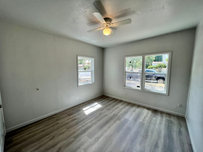 Building Photo - Charming 2 Bedroom, 1 Bathroom Home - Refreshed Interior