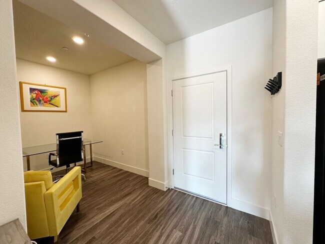 Building Photo - Fully Furnished Resort-Style Condo