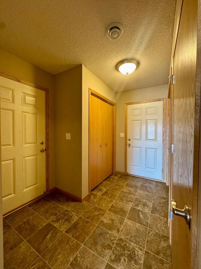 Building Photo - Townhome SW Rochester Mn 2 bedroom 2 bath ...