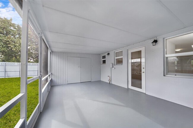 Building Photo - 27 Suffolk Ave