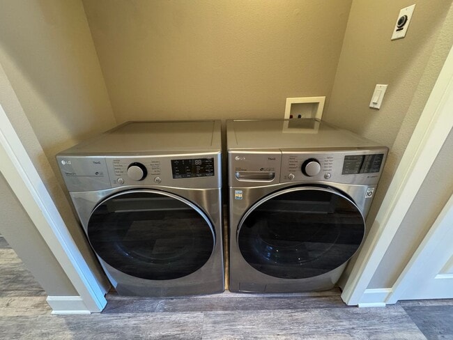 Building Photo - Amazing 2Bed/2.5 Bath Townhome in West Seattle!