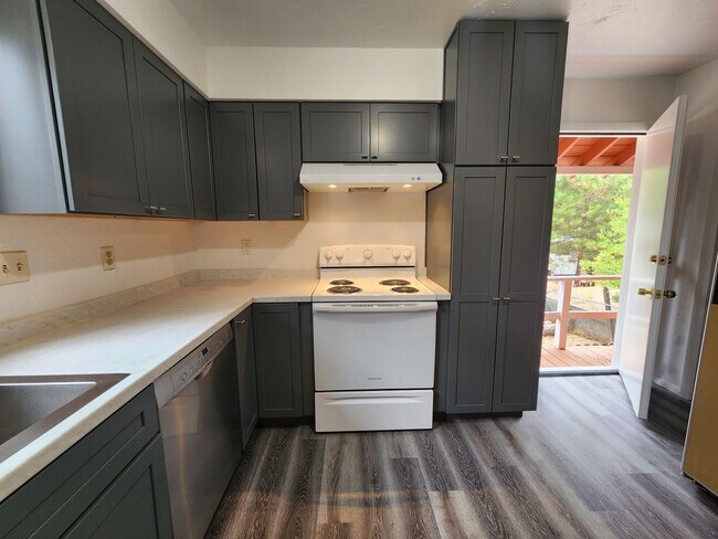 Building Photo - 221 - Steelhead Ave Duplex