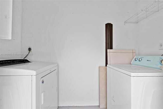 Building Photo - 5402 SW 138th Pl