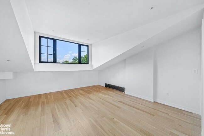 Building Photo - Renovated Sun-filled Duplex in BedStuy