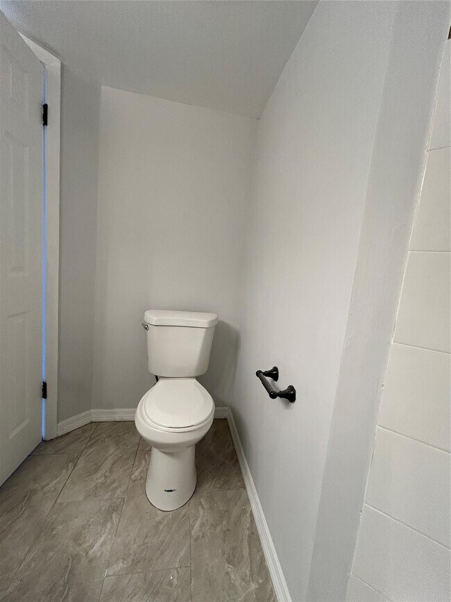 Building Photo - 211 Lake Pointe Dr