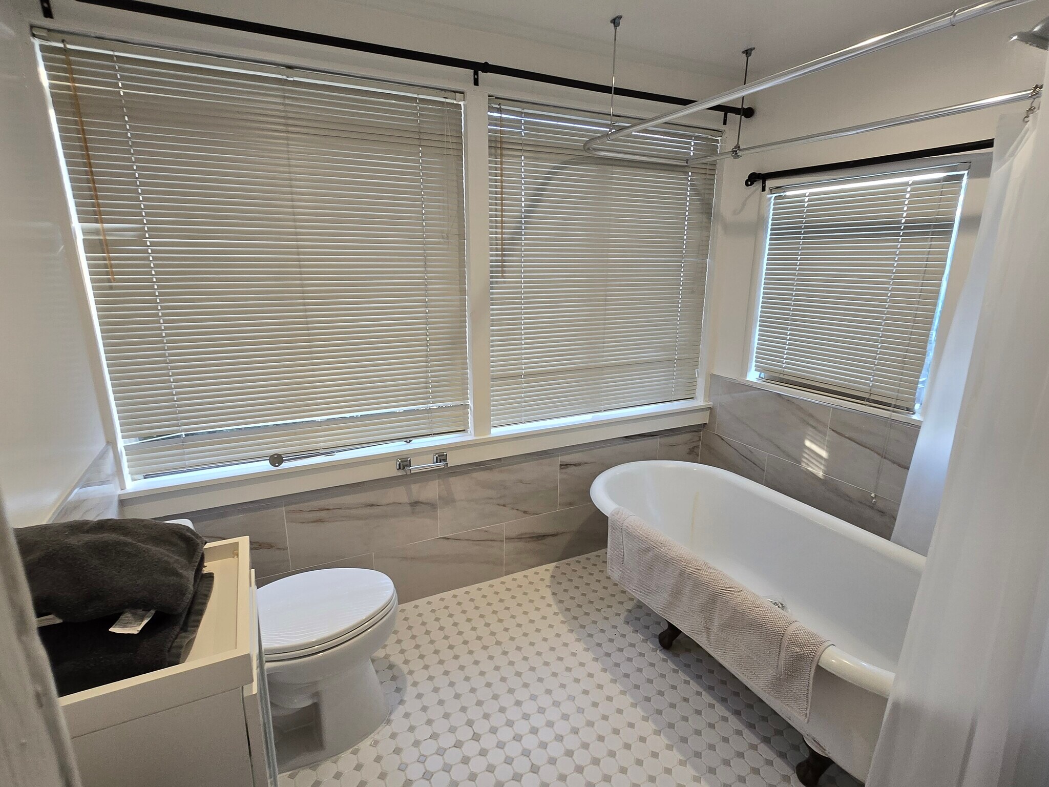 Building Photo - 1049 56th St