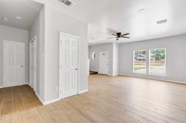 Building Photo - 10445 Wicklowe St