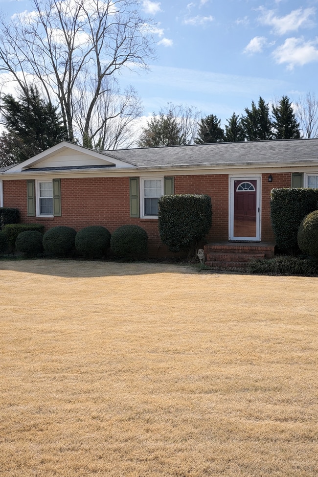 Building Photo - FENCED IN YARD AND LARGE DETACHED TWO CAR GARAGE LOCATED IN THE DESIRED TRAVELERS REST!!!