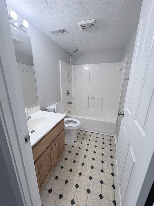 Building Photo - 127 Karen Ct