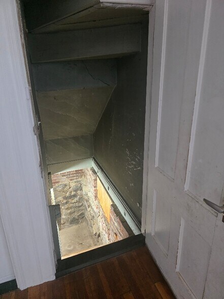 Building Photo - 560 Pine St