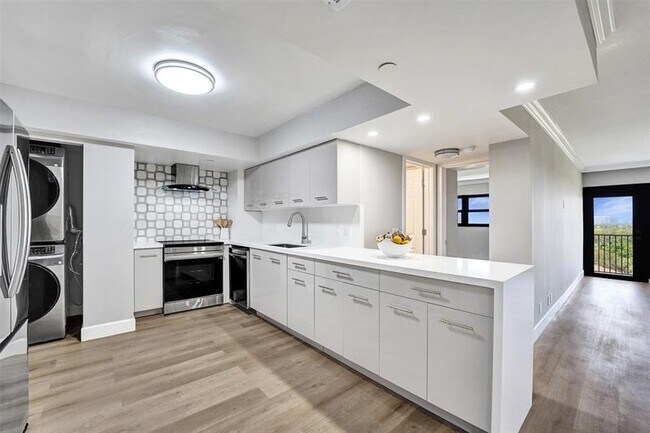 Building Photo - 3200 Port Royale Dr N