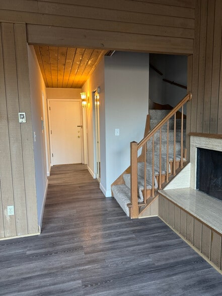 Building Photo - 2131 N Summit Ave