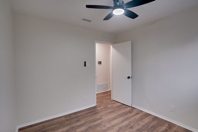 Building Photo - 2103 Pompton Dr