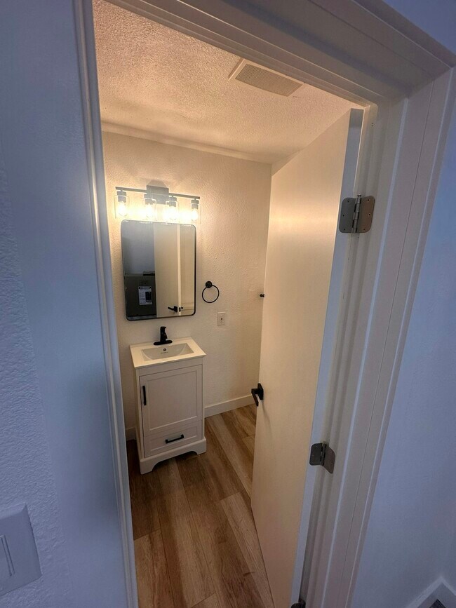 Building Photo - 934 1/2 Simmons Avenue, Unit 934 1/2