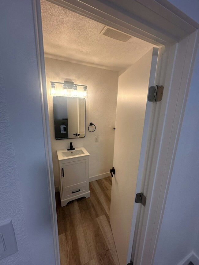 Building Photo - 934 1/2 Simmons Avenue, Unit 936