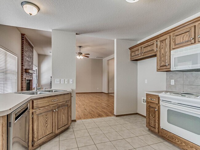 Building Photo - 4 Bed | 2 Bath | 2 Car Garage - Edmond Schools - North Hampton Addition