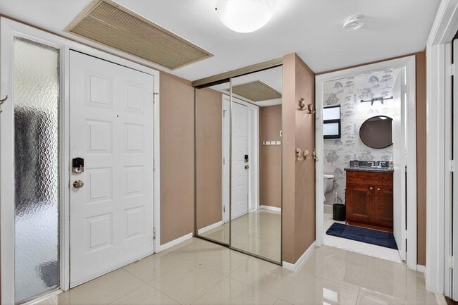Building Photo - 4483 Carambola Cir S