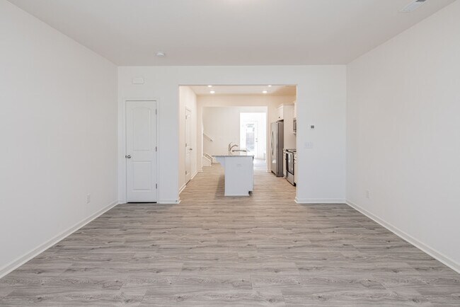 Building Photo - Cover front porch, two bedroom 2 1/2 bath townhome