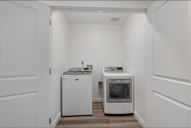 Building Photo - 3 Bed/3 Bath Townhouse in Saratoga Springs