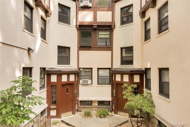 Primary Photo - 64 Kensington Rd