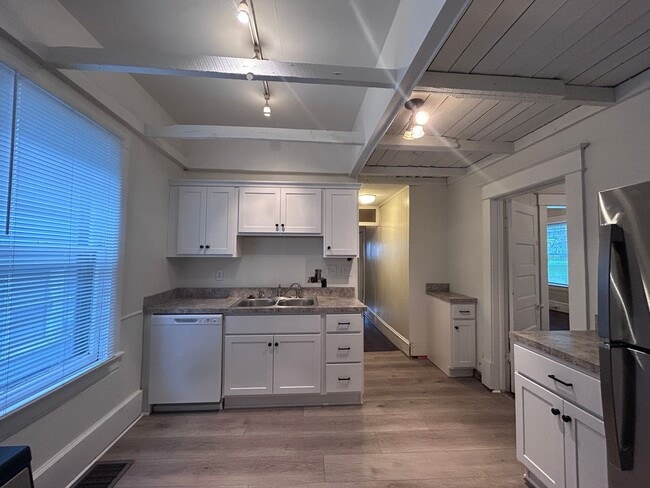 Building Photo - Spacious 3 BR home, Minutes to Medical Cen...