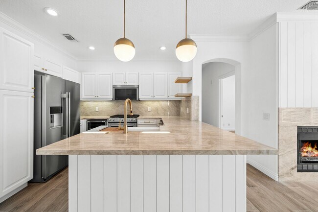 Building Photo - Upgraded 2-Bedroom in Gated Summit Community