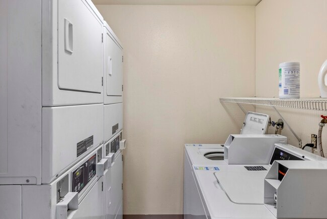 Building Photo - 1615 Cottonwood Dr