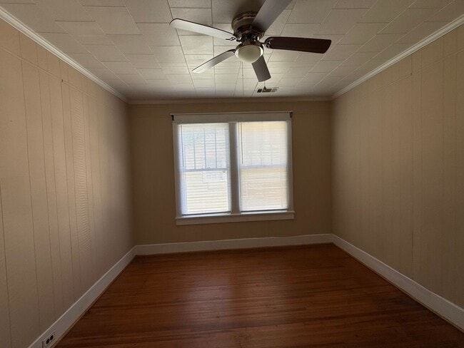 Building Photo - 3 Bedroom 1 Bath Home With Large Front Porch