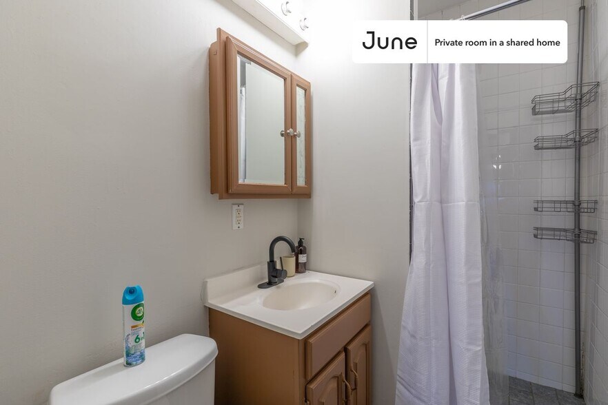 Building Photo - Room in Shared 5 bed/2 bath home