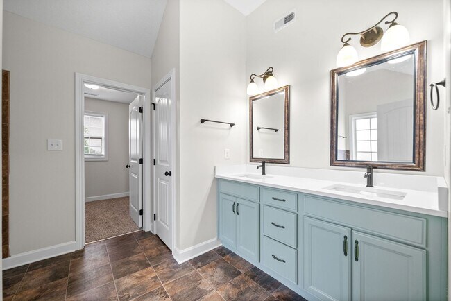 Building Photo - Pet Friendly Four Bedroom!