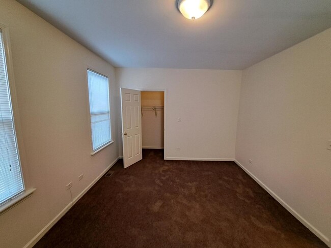 Building Photo - 1509 W Greenleaf Ave