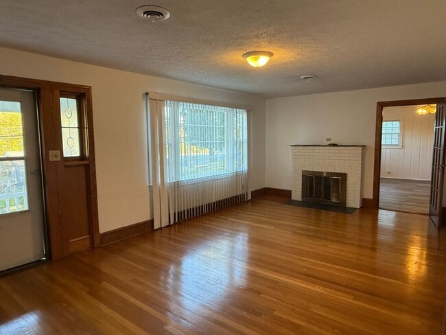 Building Photo - One Level Home! 3or 4 bedroom 1 bath with extra-large den, garage and extra storage on almost an ...