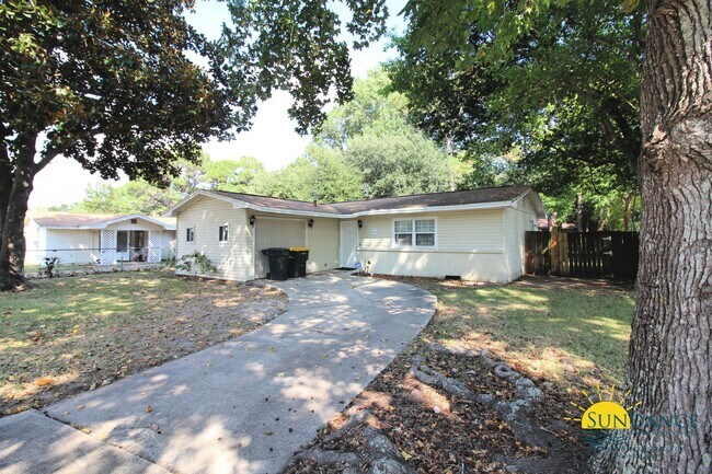 Primary Photo - Great 3 Bedroom Home Near Hurlburt Field!