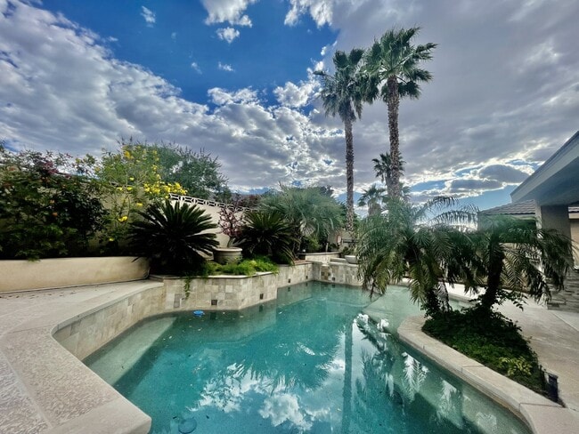 Building Photo - Luxurious 5-Bed, 4-Bath Fully Furnished Home in Henderson-